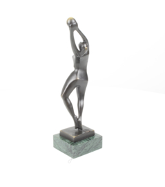 Gedetailleerd abstract Bronzen vrouw met bal