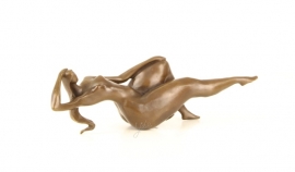 EEN MODERNISTISCHE BRONZEN SCULPTUUR VAN EEN VROUW