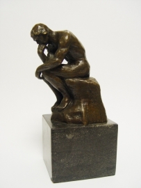 Bronzen beeld de denker van de Franse beeldhouwer Auguste Rodin.