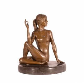 Bronzen beeld vrouw beoefend yoga