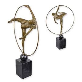 bronzen sculptuur van een hoepeldanseres