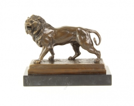 Bronzen beeld van brullende leeuw prachtig weergeven en van hoge kwaliteit.