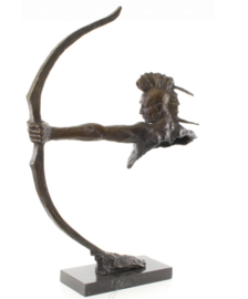 Bronzen beeld van een Indiaanse krijger met boog ‎