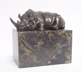 Bronzen  beeld van een liggende neushoorn