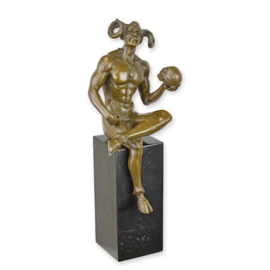 Bronzen Beeld van Satan die een Schedel Vasthoudt