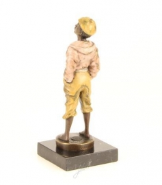 Bronzen beeld van fluitende jongen