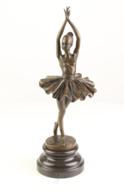 Brons beeld van  balletdanseres