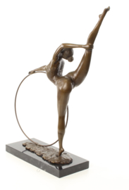 Een bronzen sculptuur van een hoepel danser