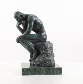 Een bronzen beeld van de denker