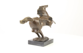 Steigerend bronzen paard