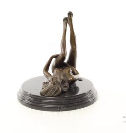 bronzen beeld van vrouw masturberend
