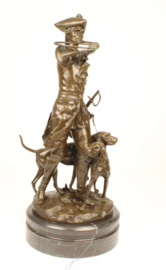 Bronzen beeld Louis XV met honden - Een waardevol sieraad op marmeren sokkel