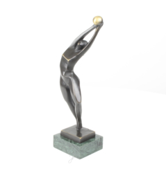 Gedetailleerd abstract Bronzen vrouw met bal