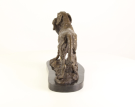 Bronzen  beeld  van een jachthond met prooi