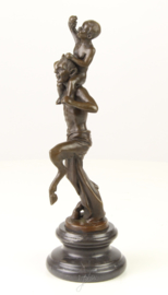 BRONZEN BEELD VAN EEN FAUN MET KLEINE BACCHUS