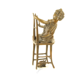 Beeldje van brons met een schattig meisje op stoel