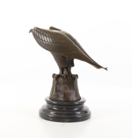 Een bronzen beeld van een adelaar