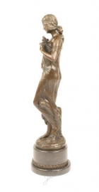 Bronzen dame met boeketbloemen