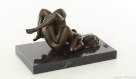 Een erotische bronzen beeld van twee vrouwen doen aan orale sex