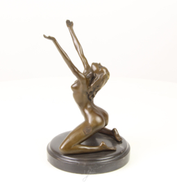Bronzen erotische vrouw uitrekkende