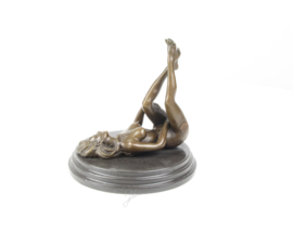 Bronzen naakte masturberend   