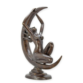 "Bronzen sculptuur van een naakte vrouw met halve maan