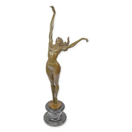 Een bronzen sculptuur van een vrouwelijke naaktdanseres