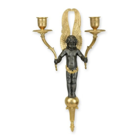 EEN TWEE LICHTE VERGULD BRONZEN WANDAPPLIQUE