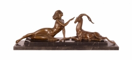 Bronzen beeld van amazone met antilope