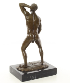 Bronzen beeld naakte man met zijn penis in zijn hand