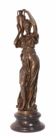 Bronzen beeld vrouw met vaas