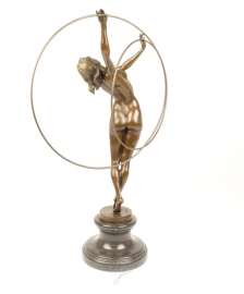Bronzen beeld van een dame met twee hoepels op een marmeren voetstuk.