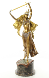 Een bronzen beeld van een zwaard danser