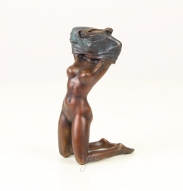 EEN EROTISCHE BRONZEN BEELD SCULPTUUR VAN EEN UITKLEDEN VROUW