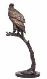Bronzen beeld van adelaar zittend op stok