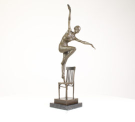 Bronzen balletdanseres dansend op stoel.