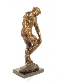 Bronzen beeld van Adam