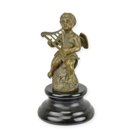 Bronzen sculptuur van een putto spelend op een harp