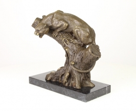 EEN BRONZEN SCULPTUUR VAN EEN GROMMENDE PANTHER