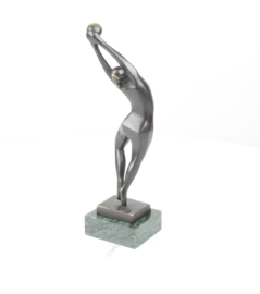 Gedetailleerd abstract Bronzen vrouw met bal