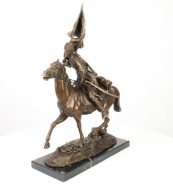 bronzen beeld van een kozak op de rug van zijn paard.