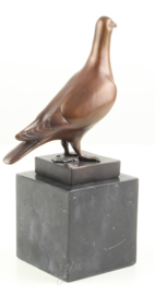 Een brons beeld van een postduif