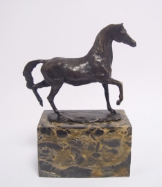 Bronzen beeld van paard in draf