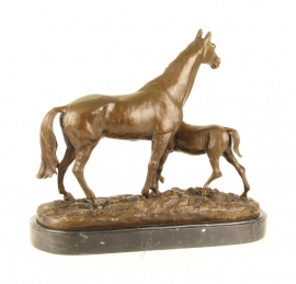 Bronzen paard met veulen.