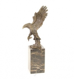 Bronzen beeld van vissende adelaar
