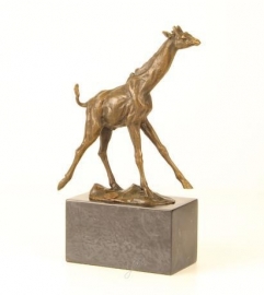 EEN BRONZEN SCULPTUUR VAN EEN GIRAFFE