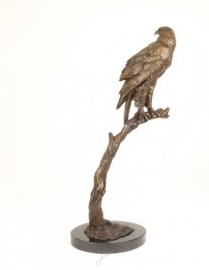 Bronzen beeld van adelaar zittend op stok