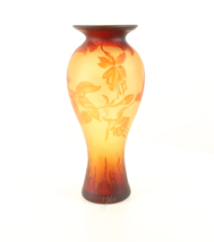 Een cameo baluster vaas HUMMINGBIRD