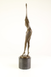 Gedetailleerd abstract dansende Bronzen man