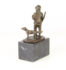 EEN BRONZEN BEELDJE VAN EEN JAGER MET HOND